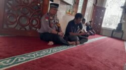 Melalui Ibadah Sholat Jumat Bhabinkamtibmas Polsek Tambun Selatan Berbaur Dengan Warga